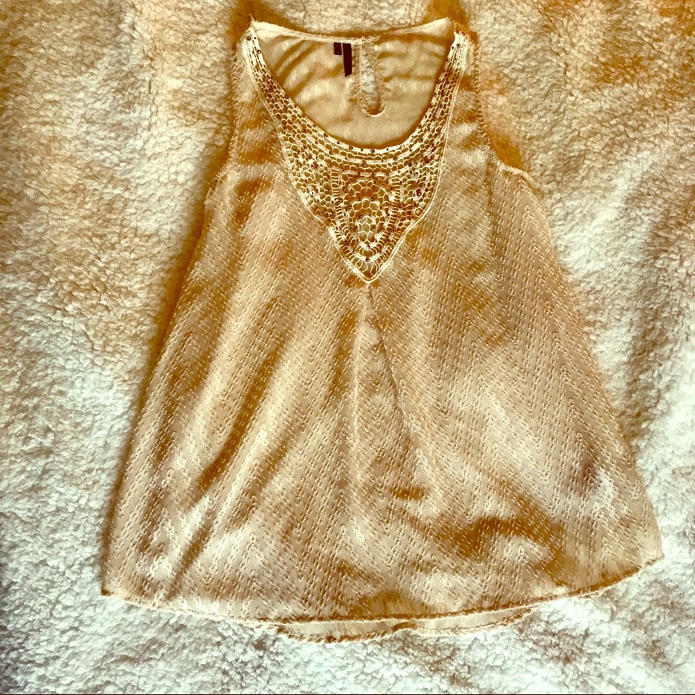 Maurice’s beige tank